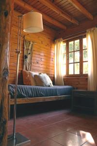 a room with a bed in a log cabin at Complejo Aiken in Villa Traful