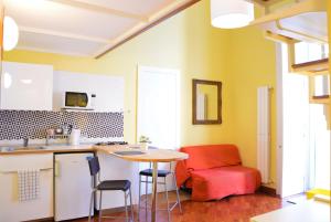 ソレントにある1878 Sorrento Guest Houseのキッチン(テーブル、赤い椅子付)
