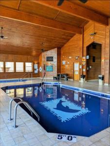 a large swimming pool in a building at The Wanderlust at the Sunset Cove in Wisconsin Dells