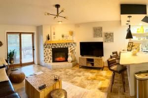 a living room with a fireplace and a television at The Wanderlust at the Sunset Cove in Wisconsin Dells