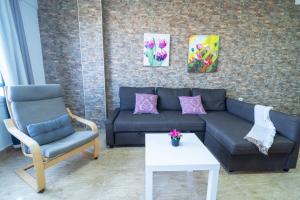 a living room with a couch and a chair at Edificio Prieto Vivienda 2D in Puerto del Rosario