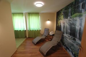 A seating area at Hotel Landgasthof Zur Alten Scheune