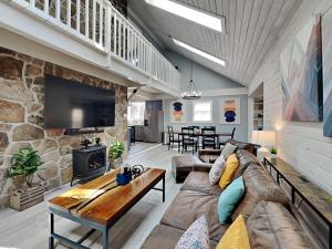 a living room with a couch and a stone wall at In The Middle in Oakland