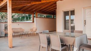 a dining room with a table and chairs at Villa Laura in Cefalù