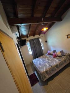 a bedroom with a bed in a room at Hospedaje los Buhos in Moreno