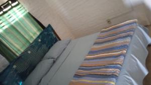 a bed in a room with a window at Apartamento La Balsa in San Gregorio de Polanco