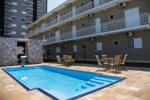 a swimming pool in front of a building at Hotel do Feijão in Cachoeira Paulista