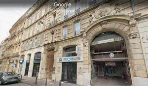 a large stone building with a car parked in front of it at Loft 130m2 10pers idéal groupe famille in Marseille