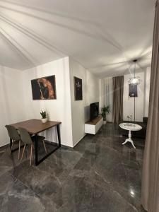 a large living room with a table and a couch at Star apartmani in Novi Pazar
