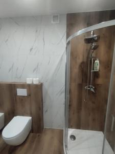 ein Badezimmer mit Toilette und Dusche in der Unterkunft Mumin in Carini