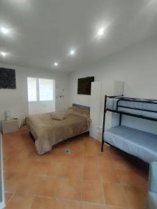 ein Schlafzimmer mit einem Bett und zwei Etagenbetten in der Unterkunft Mumin in Carini