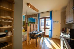 a kitchen with a table and chairs in a room at Appartamento Alba centro storico in Alba