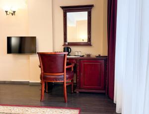 a room with a desk with a chair and a mirror at Vila Roma in Deva