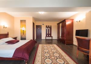 a bedroom with a bed and a flat screen tv at Vila Roma in Deva