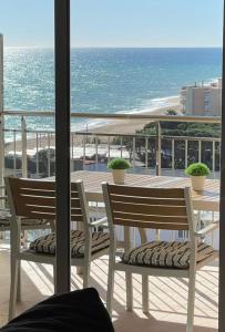 a balcony with a table and chairs and the ocean at Apartamento Terraza Mar in Malgrat de Mar