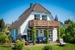 a house with a deck on top of it at Das Sonnenhaus in Lindaunis