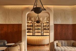 ein Raum mit einer Bar und einem Regal voller Weinflaschen in der Unterkunft The Berkeley, Maybourne in London