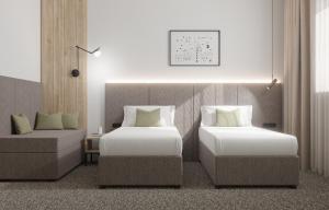 ein Zimmer mit zwei Betten und einer Couch in der Unterkunft Hotel Siscia in Sisak