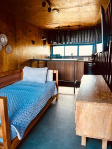 a bedroom with a bed and a kitchen with a table at Nomada Republic Hotel El valle in Valle de Anton