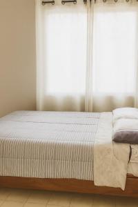a bed in a bedroom with a window at Two-bedroom condo Ground floor in Santa Cruz Huatulco