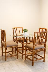 a table and four chairs with a table and a table and a table and chairs at Two-bedroom condo Ground floor in Santa Cruz Huatulco