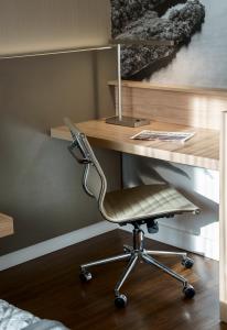 a desk with a chair in a room at Rio Hotel by Bourbon Campinas in Campinas