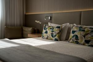a bedroom with a large bed with pillows at Rio Hotel by Bourbon Campinas in Campinas +41 photos