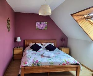 a bedroom with a bed with purple walls at L'Oustaou du Bodo in Ambon