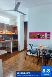 a living room with a table and two chairs at Casa Del Chef Lupita in Campeche