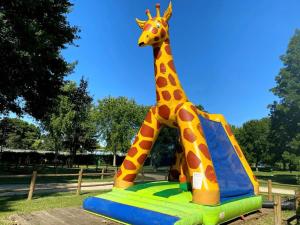 a statue of a giraffe on a slide at ZEcamping 3 étoiles animaux acceptés bar épicerie et restaurant in Auxonne