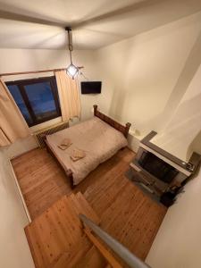 an overhead view of a bedroom with a bed at AETIA -TSIOURGIAKA MPATSILAS Group in Aetia