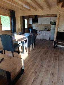 a kitchen and dining room with a table and chairs at Perła Brenno in Brenno
