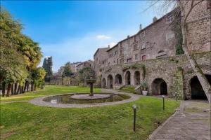 a courtyard with a fountain in front of a building at Parco del Paradosso in Viterbo