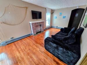 a living room with a couch and a tv at Riverside Vista in Pulaski
