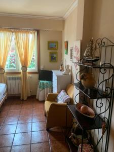 a living room with a couch and a table at Lar do Pero - Ribeira Sacra in Tioira