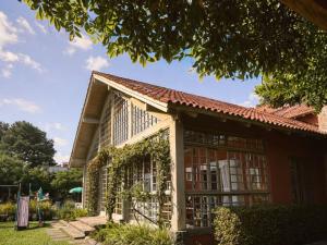 a building with windows and ivy on it at Golden Hills Vila Suzana in Canela