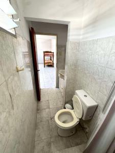a small bathroom with a toilet and a hallway at Departamento Centrico 2B in Gualeguaychú