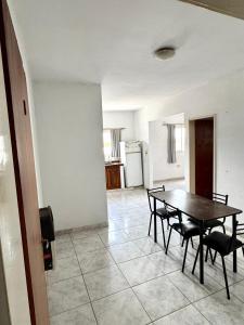 a dining room with a table and chairs at Departamento Centrico 2B in Gualeguaychú