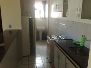 una pequeña cocina con fregadero y encimera en Apartamento Água Azul, en João Pessoa