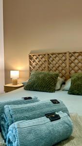 a bed with two towels on top of it at Casa Verde in Saint-Chamond