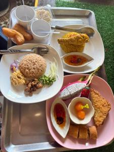 a tray of food with plates of food on it at Kaneng Homestaykohpu in Ban Klang +55 photos