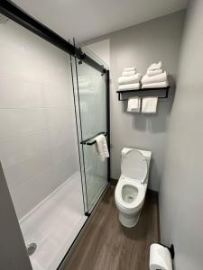 a bathroom with a shower and a toilet and towels at Ponderosa Lodge Ascend Collection in Red River