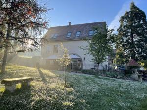 a house with a bench in front of it at Bel Esprit - Chambres d'hôtes in Kalhausen
