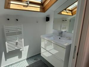 a bathroom with a sink and a mirror at Suite privativa em apartamento em Algés, Lisboa in Algés