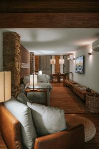 a living room with a couch and a table at Pousada Literária de Paraty in Paraty