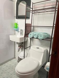 a bathroom with a toilet and a sink at Casa Altamirano in Chilpancingo de los Bravos +6 photos