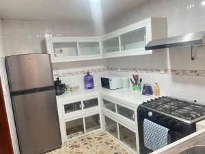 a kitchen with a refrigerator and a stove top oven at Casa Altamirano in Chilpancingo de los Bravos