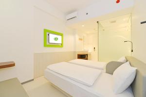 TV a/nebo společenská místnost v ubytování POP! Hotel Pasar Baru Jakarta