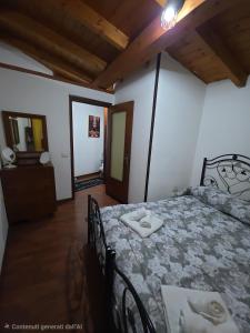 a bedroom with a large bed in a room at Casa India in Assemini