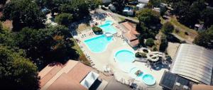 an overhead view of a large swimming pool at ZEcamping 4 étoiles avec parc aquatique - sauna et hammam in Sanguinet
